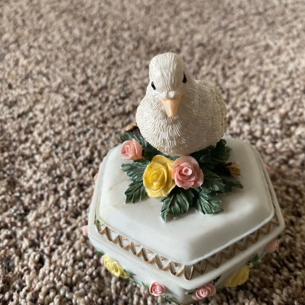 Heritage House collectors edition music box